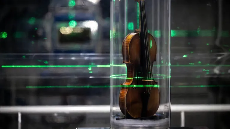 ¿Cómo es por dentro un violín de Niccolò Paganini?