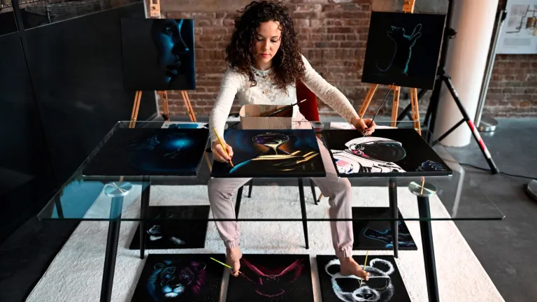 Rajacenna van Dam: artista que pinta varios cuadros al tiempo