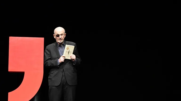 Salman Rushdie escritor de "Los versos satánicos" 