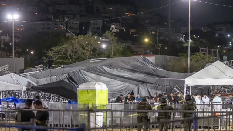 Tarima se desploma México: cifra muertos y heridos