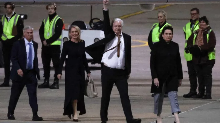 Regresa a Australia Julian Assange