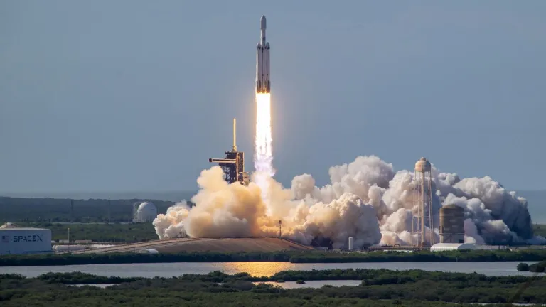 SpaceX: Se acerca la primera misión espacial tripulada