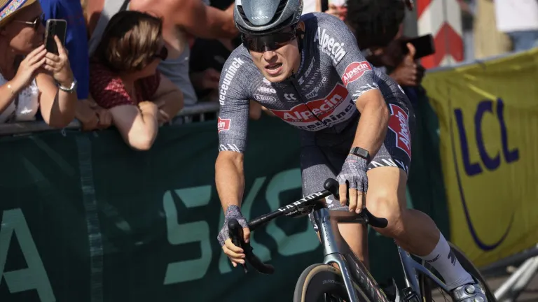 Jasper Philipsen se quedó con el sprint de la etapa 16 en el Tour de Francia