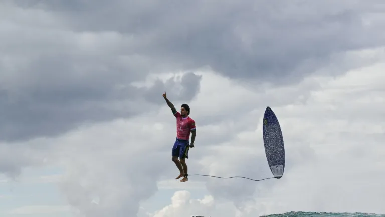 Surfista en el aire foto París 2024 | Juegos Olímpicos 