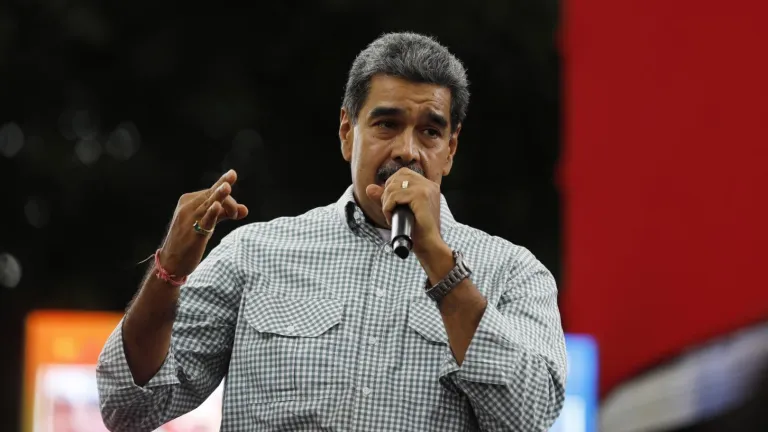 Maduro dice que buscan "derrocar al presidente Petro" con 'Pegasus' 