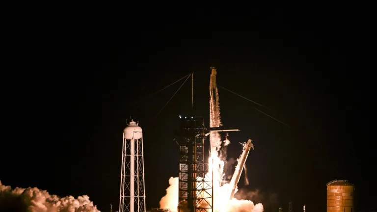 Misión SpaceX primer paseo espacial inicia sin problemas