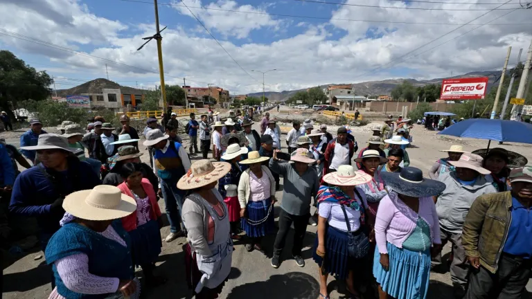 Manifestantes en Bolivia ocasionadas por el atentado a expresidente Evo Morales.