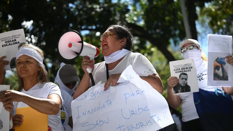 Venezuela excarcela a cientos de opositores tras crisis política