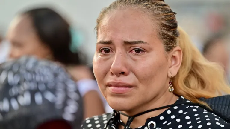 Familiares y compañeros lloras por la muerte de los cuatro niños