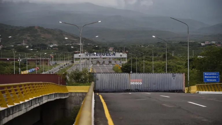 Gobierno venezolano cierra frontera con Colombia