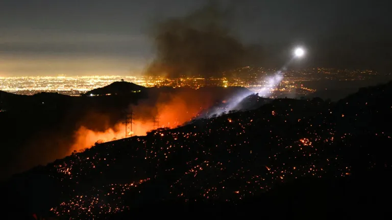 Fuertes vientos amenazan con expandir los incendios en Los Ángeles