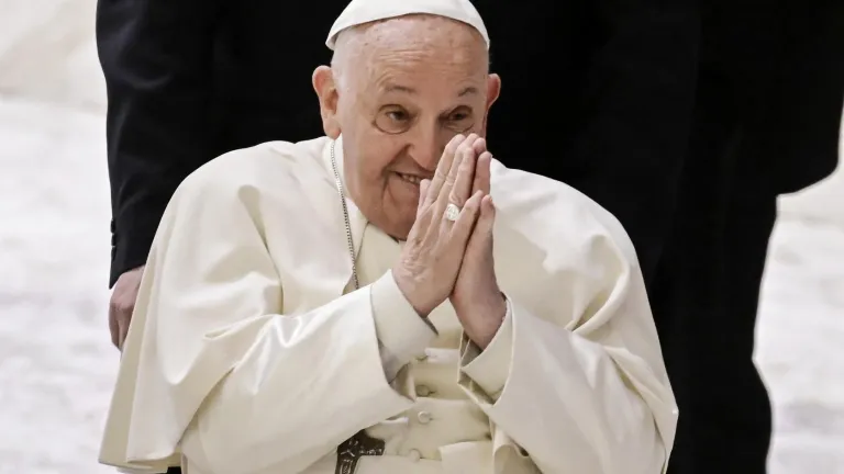 El papa Francisco sigue en estado crítico