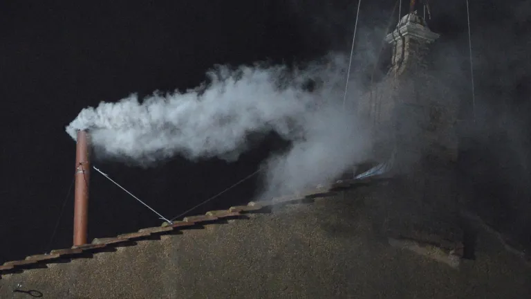 Por qué sale humo blanco para escoger al nuevo papa