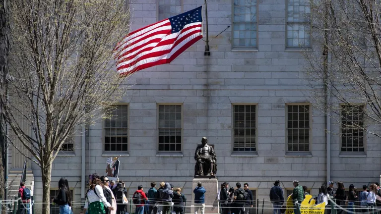 Harvard demanda a Donald Trump