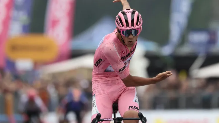 Giro de Italia etapa 17: Isaac Del Toro ganó y sigue líder