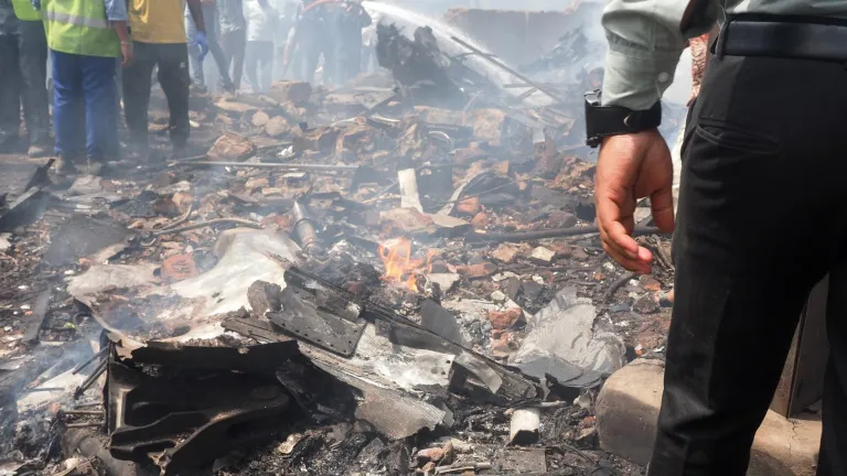 India: Avión se estrelló con más de 240 personas a bordo