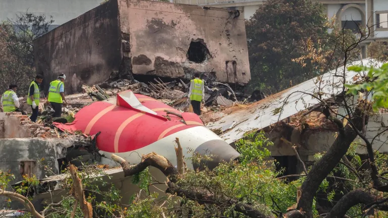 India: Encontraron caja negra del avión accidentado 
