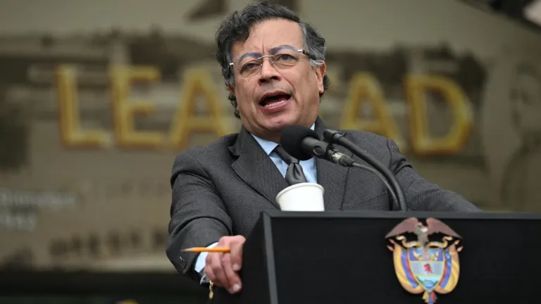 Petro advierte presiones contra el salario vital y pide respaldo ciudadano