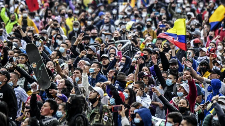 Jóvenes de Colombia: problemas que enfrentan en educación, empleo, políticas