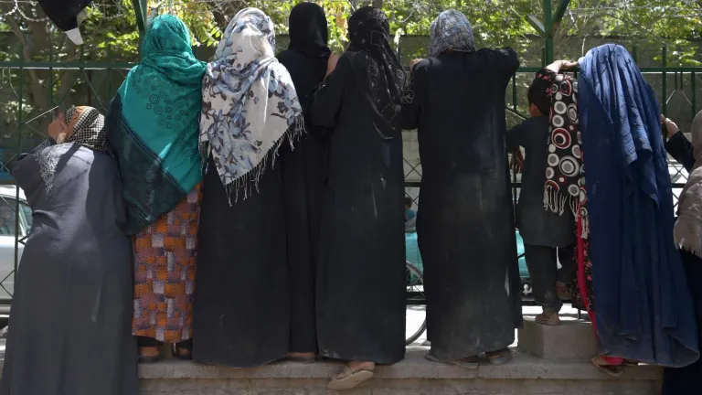 prohibiciones contra la mujer en Afganistán talibanes