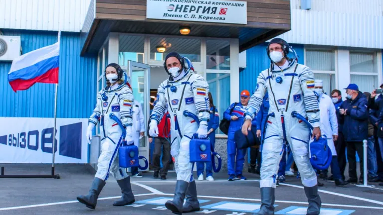 Cosmonautas rusos viajan a hacer película en el espacio