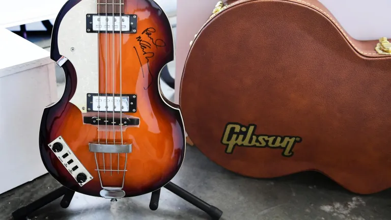 ¿Los Beatles o los Rolling Stones? Subastarán guitarra de Richards y bajo de McCartney 