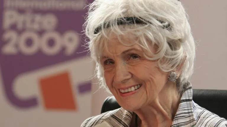  ¿Quién es y por qué es reconocida Alice Munro?