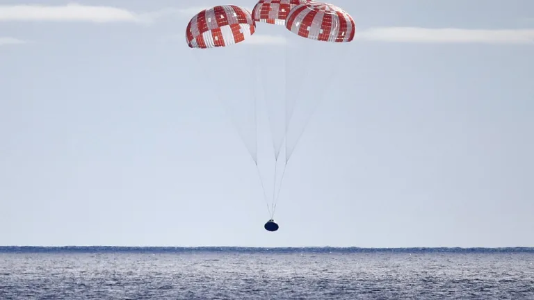 Cápsula Orión de la NASA ameriza tras viaje alrededor de la Luna