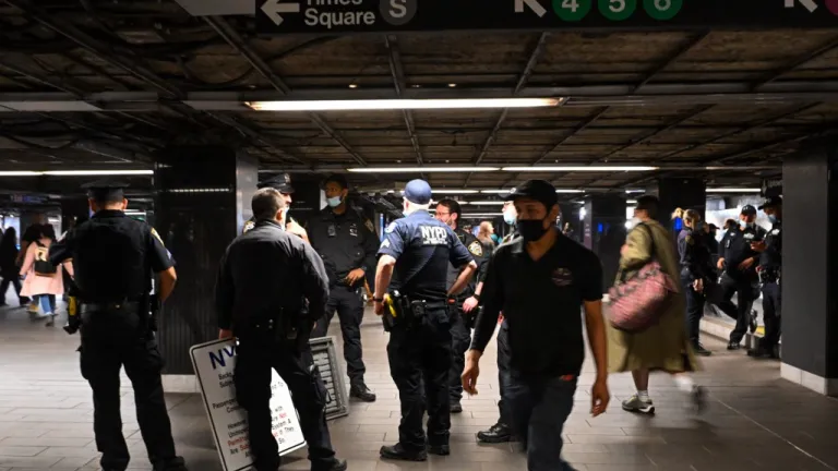 Tiroteo en el metro de Nueva York: Policía busca al sospechoso