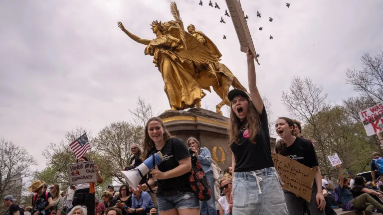 Personas en Nueva York protestan contra Donald Trump