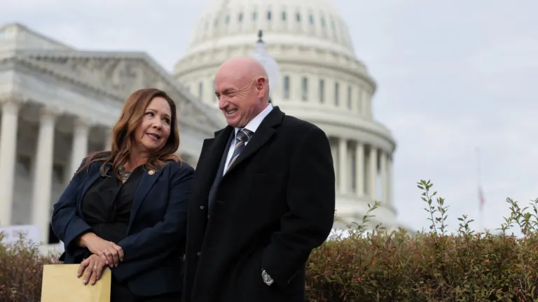 Congresistas en EE. UU. piden desobedecer órdenes de Donald Trump