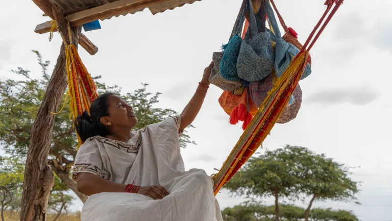 Con mochilas de plástico reciclado, comunidades Wayuu buscan recuperar técnicas de tejido ancestral