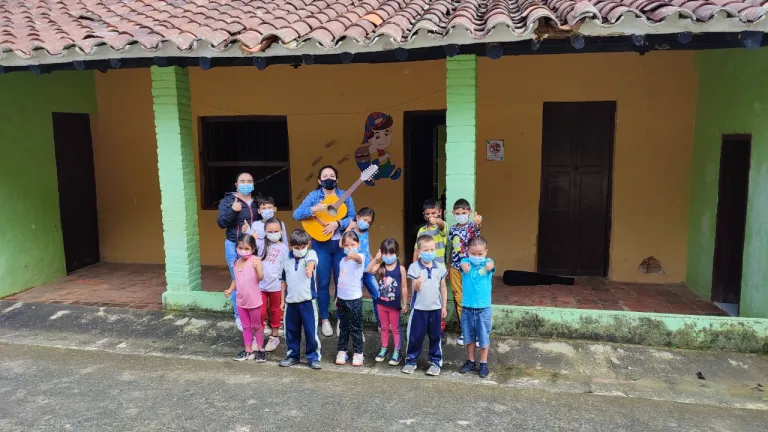 Profe María Paula y sus estudiantes