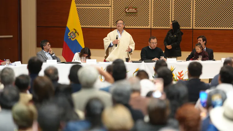 Petro asumirá la administración de los servicios públicos del país