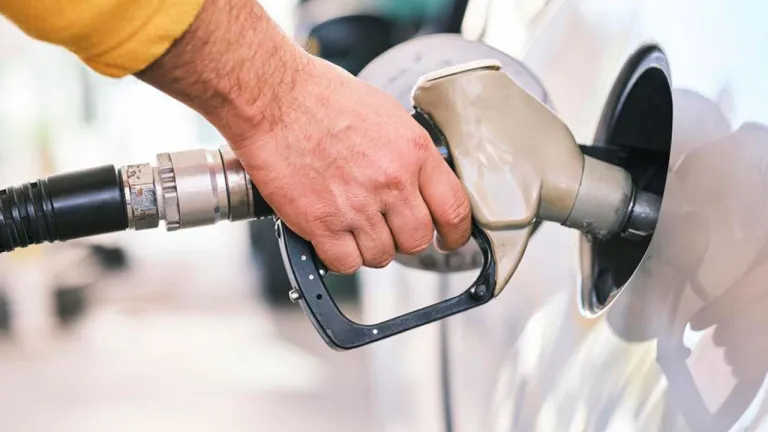 MinMinas y la SuperIndustria recibieron denuncias ciudadanas sobre el aparente incumplimiento de las estaciones de gasolina de no reducir $500 por galón de combustible.