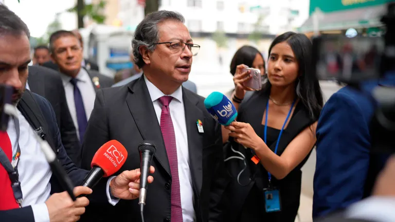 Colombia y Panamá evalúan ruta para legalizar paso de migrantes por el Darién