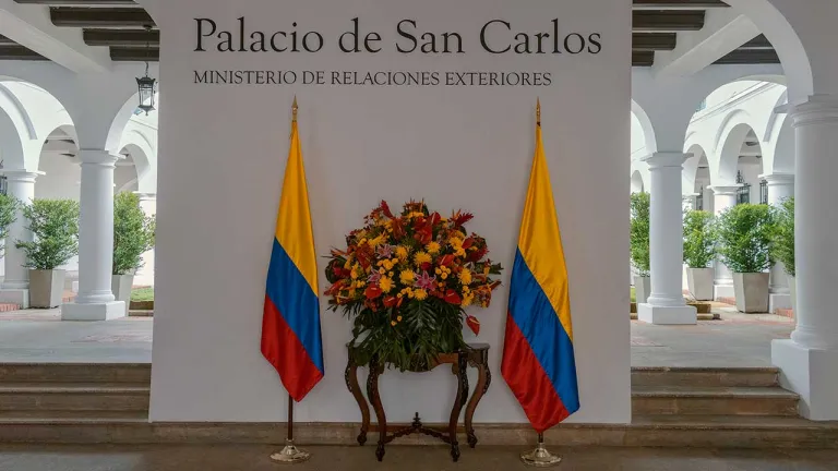 El encuentro presidencial previsto en el puente Atanasio Girardot, en la frontera colombo-venezolana, será reprogramado. Ambos gobiernos reiteraron su voluntad de cooperación.