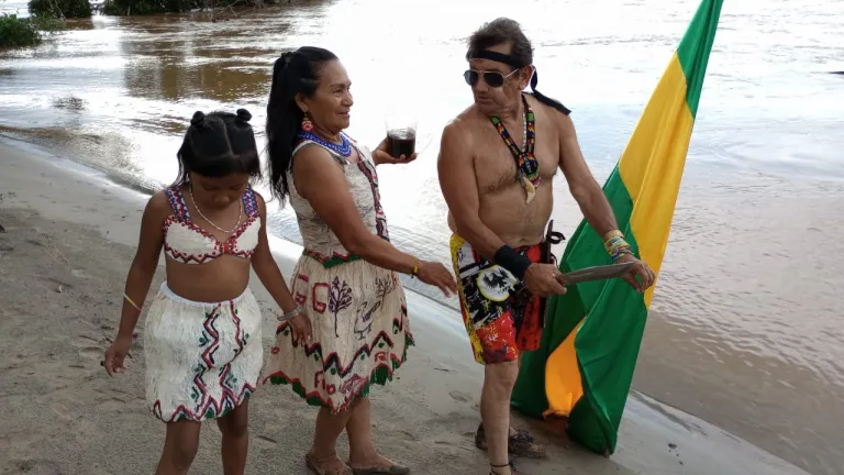 El adulto mayor que cruza el río Putumayo atado de manos 