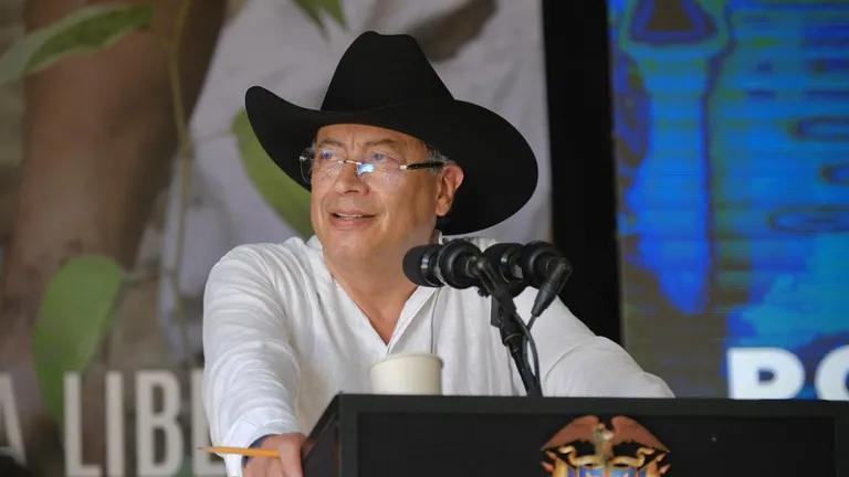 Aprobación de Gustavo petro