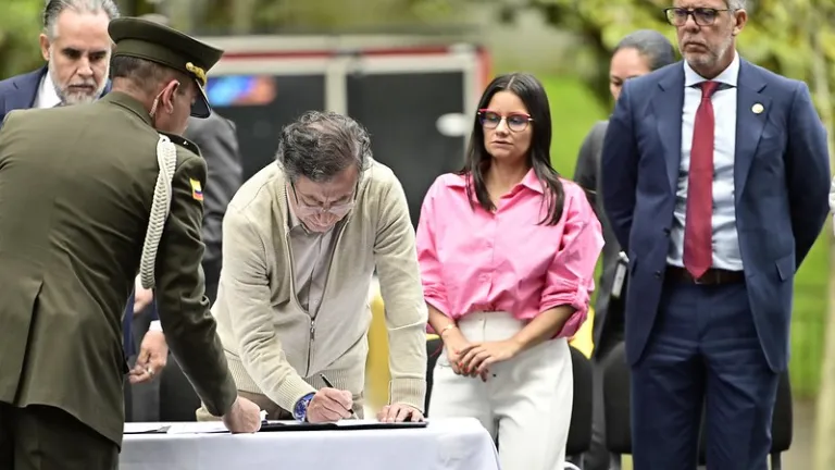 Presidente Petro firmando la Ley de Salud Mental