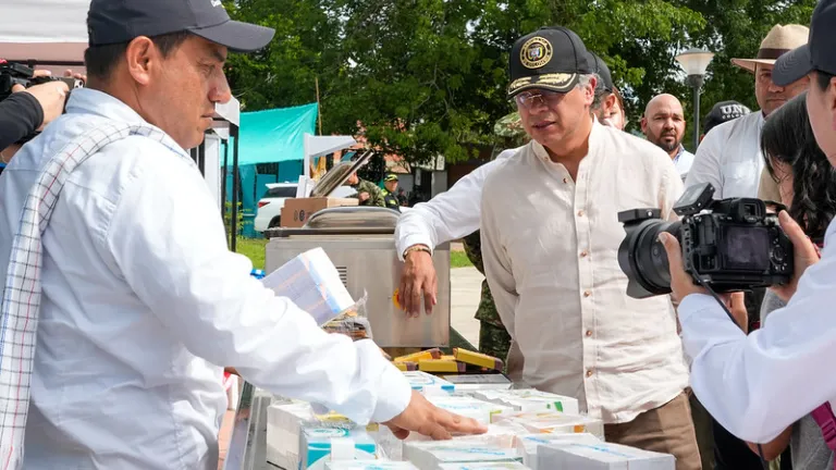 Presidente Petro entregando maquinaria a los campesinos.