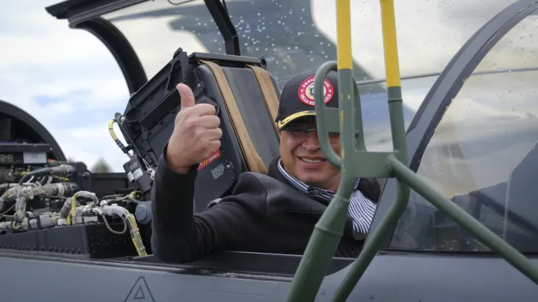 Petro anuncia compra de aviones Gripen y armamento a múltiples países en F-AIR 2025