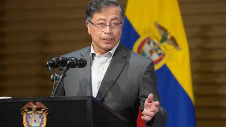 “Si el peso se revalúa, las medicinas deben bajar”: mensaje del presidente Petro a farmacéuticas