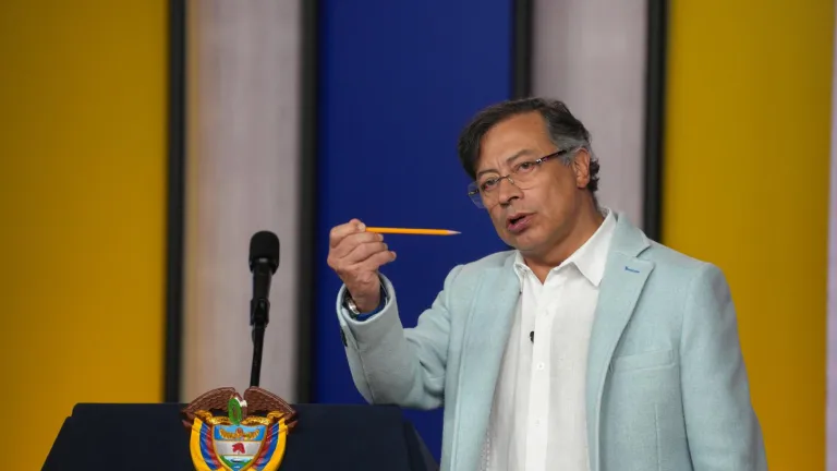 Presidente Petro responde a Duque sobre crítica al sistema de salud