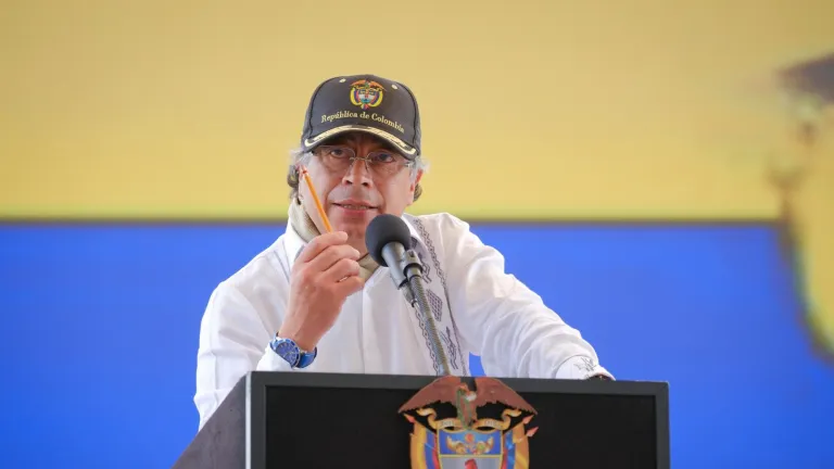 Presidente Petro responde a Uribe sobre orígenes  crisis de la salud