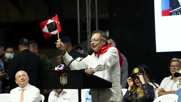 Significado de la bandera libertad o muerte del presidente Petro