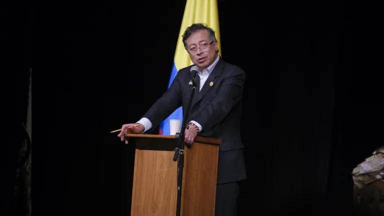 Petro recibe en Bruselas documento con propuestas de migrantes latinoamericanos para la Cumbre CELAC–UE 2025