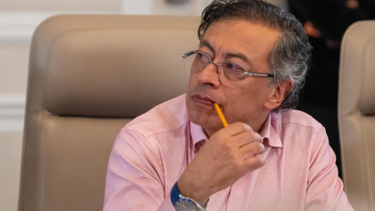 Petro elimina subsidio a gasolina y limita exportación de carne