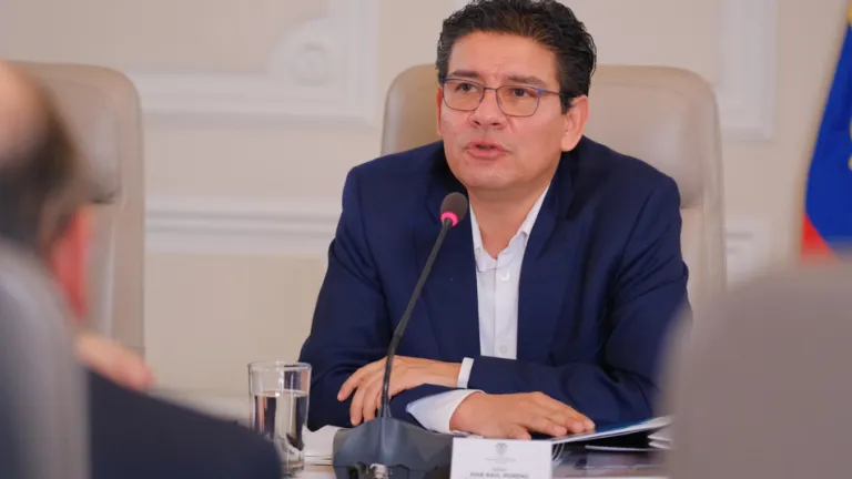 El diario aclaró que los datos sobre ingresos, bienes y obligaciones no corresponden al funcionario, sino a varios homónimos, presentándolos como si fueran una sola persona. 