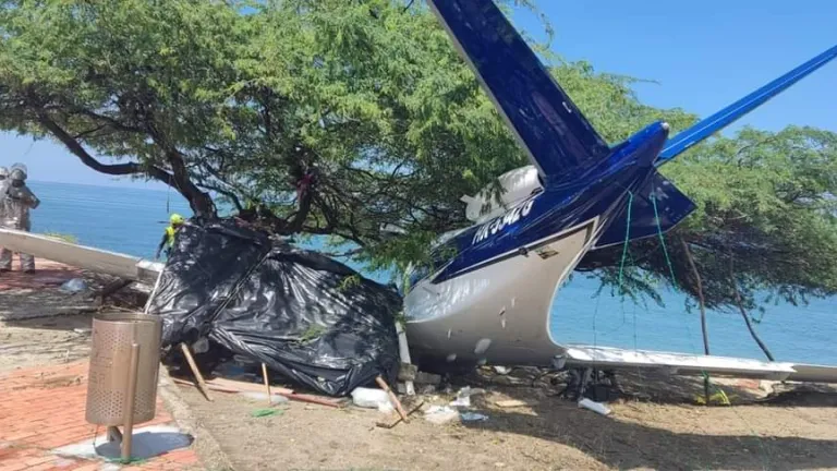 Avioneta se sale de la pista del aeropuerto de Santa Marta 